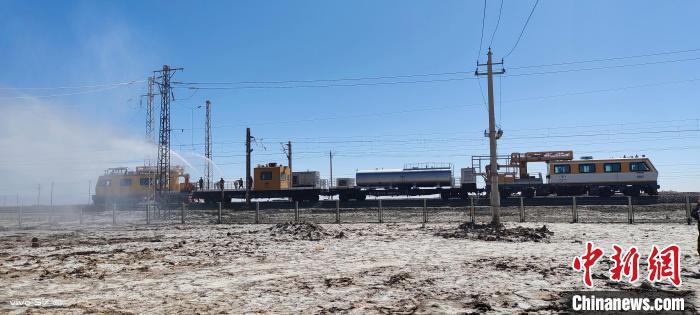 The world is first salt Lake Railway insulator is being cleaned